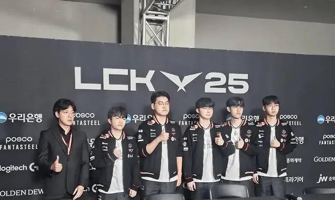 这才是LOL的唯一YYDS！Faker主场官宣续约四年，Uzi退役太早了